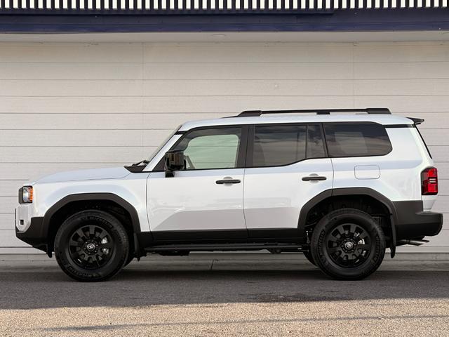 ランドクルーザー２５０ ＺＸファーストエディション　内装ブラウン　丸目ヘッドランプ　１４型コネクトナビ　ＪＢＬプレミアムサウンド　デジタルインナーミラー　アドバンストドライブ　電動格納サードシート　シートメモリ　置くだけ充電　ＡＣ１００Ｖ　純正１８ＡＷ（8枚目）