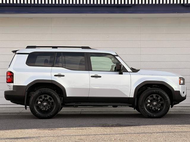 ランドクルーザー２５０ ＺＸファーストエディション　内装ブラウン　丸目ヘッドランプ　１４型コネクトナビ　ＪＢＬプレミアムサウンド　デジタルインナーミラー　アドバンストドライブ　電動格納サードシート　シートメモリ　置くだけ充電　ＡＣ１００Ｖ　純正１８ＡＷ（9枚目）