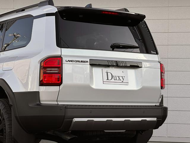 ランドクルーザー２５０ ＺＸファーストエディション　内装ブラウン　丸目ヘッドランプ　１４型コネクトナビ　ＪＢＬプレミアムサウンド　デジタルインナーミラー　アドバンストドライブ　電動格納サードシート　シートメモリ　置くだけ充電　ＡＣ１００Ｖ　純正１８ＡＷ（24枚目）