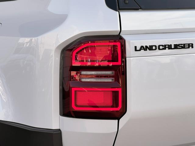 ランドクルーザー２５０ ＺＸファーストエディション　内装ブラウン　丸目ヘッドランプ　１４型コネクトナビ　ＪＢＬプレミアムサウンド　デジタルインナーミラー　アドバンストドライブ　電動格納サードシート　シートメモリ　置くだけ充電　ＡＣ１００Ｖ　純正１８ＡＷ（25枚目）
