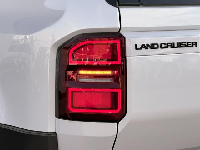 ランドクルーザー２５０ ＺＸファーストエディション　内装ブラウン　丸目ヘッドランプ　１４型コネクトナビ　ＪＢＬプレミアムサウンド　デジタルインナーミラー　アドバンストドライブ　電動格納サードシート　シートメモリ　置くだけ充電　ＡＣ１００Ｖ　純正１８ＡＷ（26枚目）
