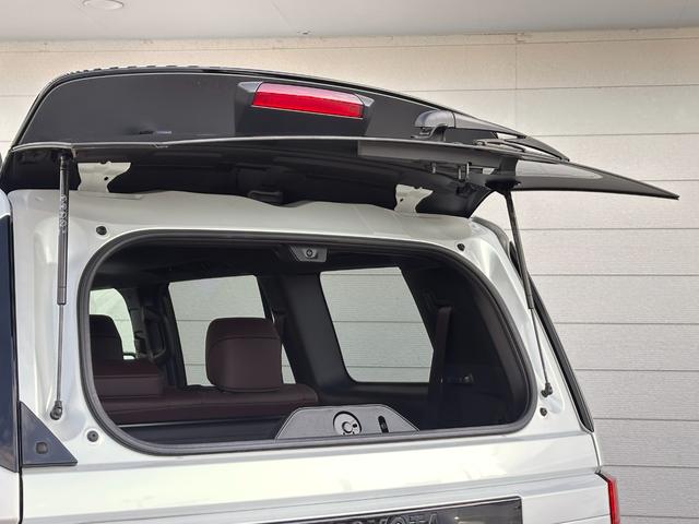 ランドクルーザー２５０ ＺＸファーストエディション　内装ブラウン　丸目ヘッドランプ　１４型コネクトナビ　ＪＢＬプレミアムサウンド　デジタルインナーミラー　アドバンストドライブ　電動格納サードシート　シートメモリ　置くだけ充電　ＡＣ１００Ｖ　純正１８ＡＷ（28枚目）