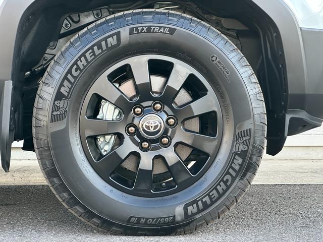 ランドクルーザー２５０ ＺＸファーストエディション　内装ブラウン　丸目ヘッドランプ　１４型コネクトナビ　ＪＢＬプレミアムサウンド　デジタルインナーミラー　アドバンストドライブ　電動格納サードシート　シートメモリ　置くだけ充電　ＡＣ１００Ｖ　純正１８ＡＷ（30枚目）