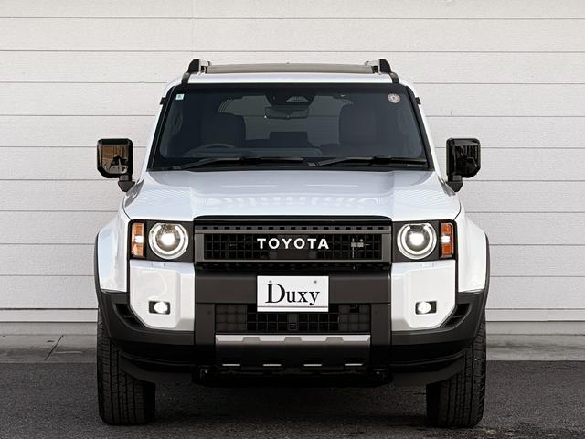 ランドクルーザー２５０ ＺＸファーストエディション　内装ブラウン　丸目ヘッドランプ　１４型コネクトナビ　ＪＢＬプレミアムサウンド　デジタルインナーミラー　アドバンストドライブ　電動格納サードシート　シートメモリ　置くだけ充電　ＡＣ１００Ｖ　純正１８ＡＷ（4枚目）