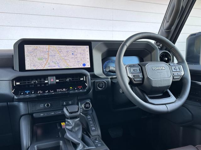 ランドクルーザー２５０ ＺＸファーストエディション　内装ブラウン　丸目ヘッドランプ　１４型コネクトナビ　ＪＢＬプレミアムサウンド　デジタルインナーミラー　アドバンストドライブ　電動格納サードシート　シートメモリ　置くだけ充電　ＡＣ１００Ｖ　純正１８ＡＷ（32枚目）