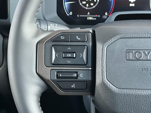 ランドクルーザー２５０ ＺＸファーストエディション　内装ブラウン　丸目ヘッドランプ　１４型コネクトナビ　ＪＢＬプレミアムサウンド　デジタルインナーミラー　アドバンストドライブ　電動格納サードシート　シートメモリ　置くだけ充電　ＡＣ１００Ｖ　純正１８ＡＷ（53枚目）