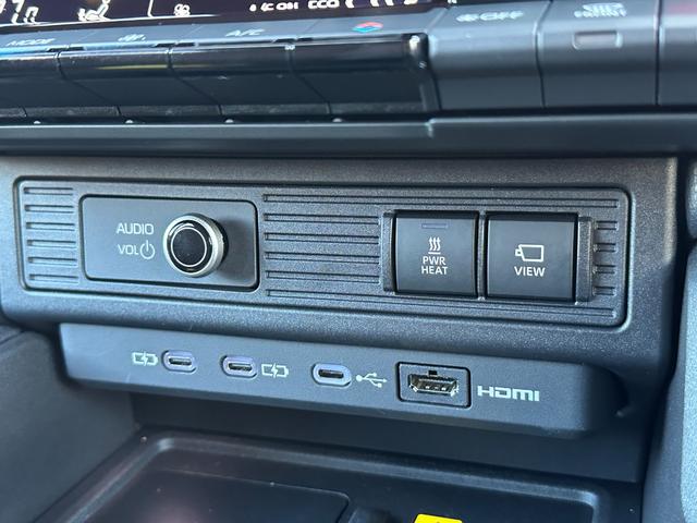 ランドクルーザー２５０ ＺＸファーストエディション　内装ブラウン　丸目ヘッドランプ　１４型コネクトナビ　ＪＢＬプレミアムサウンド　デジタルインナーミラー　アドバンストドライブ　電動格納サードシート　シートメモリ　置くだけ充電　ＡＣ１００Ｖ　純正１８ＡＷ（63枚目）