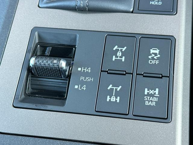 ランドクルーザー２５０ ＺＸファーストエディション　内装ブラウン　丸目ヘッドランプ　１４型コネクトナビ　ＪＢＬプレミアムサウンド　デジタルインナーミラー　アドバンストドライブ　電動格納サードシート　シートメモリ　置くだけ充電　ＡＣ１００Ｖ　純正１８ＡＷ（67枚目）