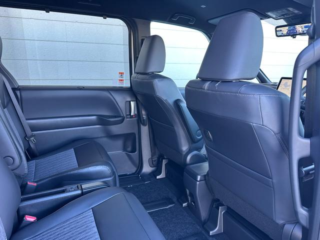 ノア ハイブリッドＳ－Ｚ　改良モデル　１０．５型コネクトナビ　三眼ＬＥＤヘッドランプ　デジタルインナーミラー　快適利便パッケージＨｉ　ユニバーサルステップ　ブラインドスポットモニター　ＡＣ１５００Ｗ　ＥＴＣ２．０　純正１７ＡＷ（33枚目）