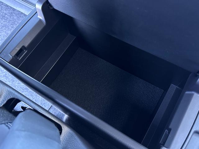 ノア ハイブリッドＳ－Ｚ　改良モデル　１０．５型コネクトナビ　三眼ＬＥＤヘッドランプ　デジタルインナーミラー　快適利便パッケージＨｉ　ユニバーサルステップ　ブラインドスポットモニター　ＡＣ１５００Ｗ　ＥＴＣ２．０　純正１７ＡＷ（58枚目）