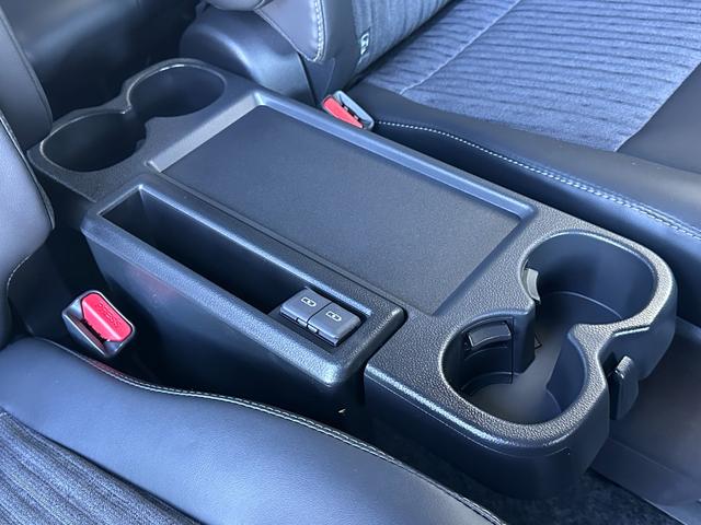 ノア ハイブリッドＳ－Ｚ　改良モデル　１０．５型コネクトナビ　三眼ＬＥＤヘッドランプ　デジタルインナーミラー　快適利便パッケージＨｉ　ユニバーサルステップ　ブラインドスポットモニター　ＡＣ１５００Ｗ　ＥＴＣ２．０　純正１７ＡＷ（68枚目）