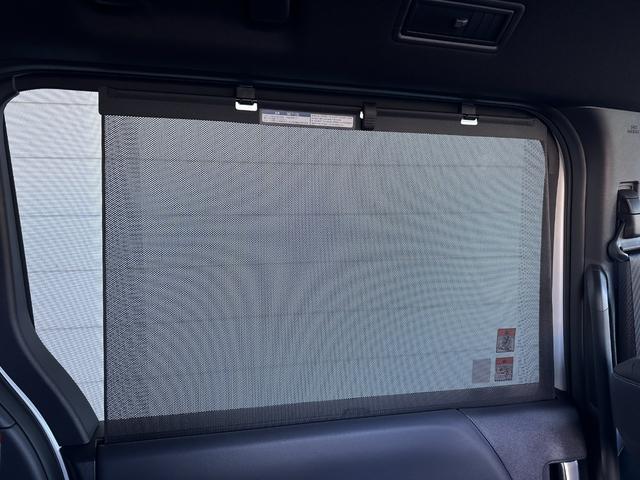 ノア ハイブリッドＳ－Ｚ　改良モデル　１０．５型コネクトナビ　三眼ＬＥＤヘッドランプ　デジタルインナーミラー　快適利便パッケージＨｉ　ユニバーサルステップ　ブラインドスポットモニター　ＡＣ１５００Ｗ　ＥＴＣ２．０　純正１７ＡＷ（70枚目）