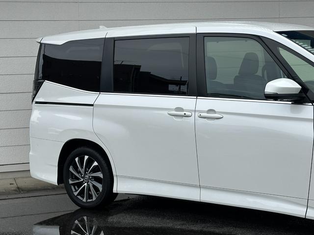 ヴォクシー ハイブリッドＳ－Ｚ　１０．５型コネクトナビ　三眼ＬＥＤヘッドランプ　デジタルインナーミラー　ヘッドアップディスプレイ　快適利便パッケージＨｉ　トヨタチームメイト　ＣＤ／ＤＶＤ　シートヒータ　パワーバックドア　純正１７ＡＷ（14枚目）