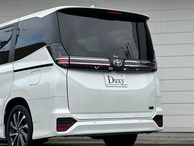 ヴォクシー ハイブリッドＳ－Ｚ　１０．５型コネクトナビ　三眼ＬＥＤヘッドランプ　デジタルインナーミラー　ヘッドアップディスプレイ　快適利便パッケージＨｉ　トヨタチームメイト　ＣＤ／ＤＶＤ　シートヒータ　パワーバックドア　純正１７ＡＷ（23枚目）