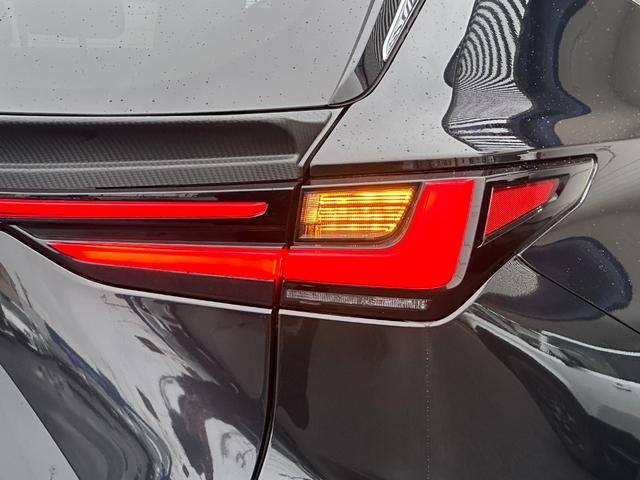 ＮＸ 　内装レッド　モデリスタエアロ　パノラマルーフ　デジタルインナーミラー　後席電動リクライニング　１４型コネクトナビ　ヘッドアップディスプレイ　シートヒーター＆ベンチレーション　ＡＣ１００Ｖ　純正２０ＡＷ（25枚目）