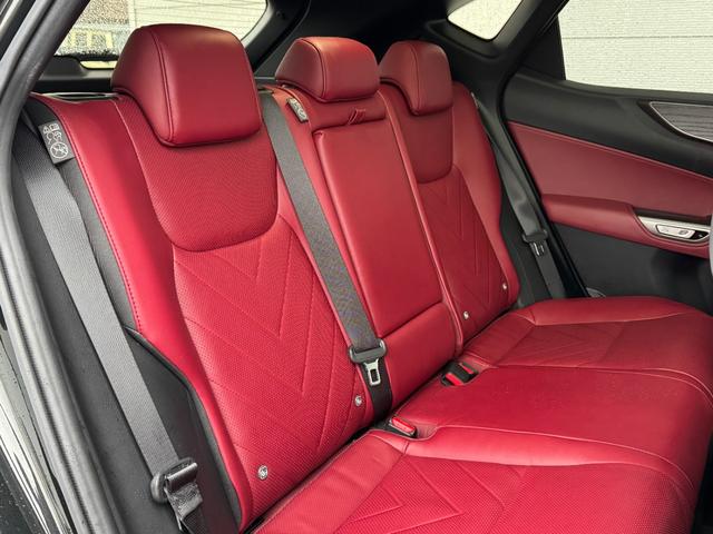 ＮＸ 　内装レッド　モデリスタエアロ　パノラマルーフ　デジタルインナーミラー　後席電動リクライニング　１４型コネクトナビ　ヘッドアップディスプレイ　シートヒーター＆ベンチレーション　ＡＣ１００Ｖ　純正２０ＡＷ（33枚目）