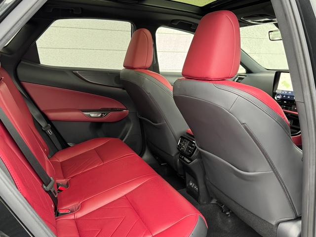 ＮＸ 　内装レッド　モデリスタエアロ　パノラマルーフ　デジタルインナーミラー　後席電動リクライニング　１４型コネクトナビ　ヘッドアップディスプレイ　シートヒーター＆ベンチレーション　ＡＣ１００Ｖ　純正２０ＡＷ（34枚目）