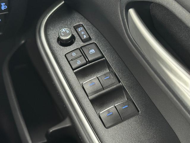 ノア ハイブリッドＳ－Ｚ　１０．５型コネクトナビ　トヨタチームメイト　快適利便パッケージＨｉ　アドバンストドライブ＆パーク　アドバンスドライブ＆パーク　パワーバックドア　後席シートヒーター　アクセサリーコンセント　純正１７ＡＷ（61枚目）