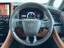 本革巻きステアリング&ステアリングスイッチで運転中の操作も楽ですね。