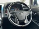 本革巻きステアリング&ステアリングスイッチで運転中の操作も楽ですね。