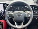 本革巻きステアリング&ステアリングスイッチで運転中の操作も楽ですね。