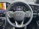 本革巻きステアリング&ステアリングスイッチで運転中の操作も楽ですね。