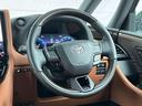 本革巻きステアリング&ステアリングスイッチで運転中の操作も楽ですね。