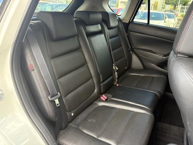 【車内清掃】お客様に気持ちよく見て頂けるよう展示車両は常に綺麗に仕上げております！