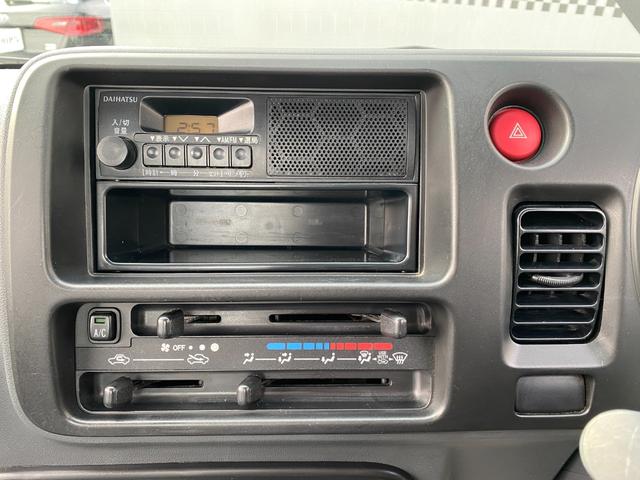 ハイゼットトラック エアコン・パワステ スペシャル 5MT スペアキー メンテナンスノート 車載工具 エアコン パワーステアリング ヘッドライトレベライザー 左サイド死角ミラー ハロゲンヘッドライト(4枚目)