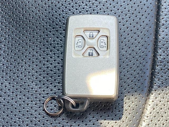 ヴォクシー ＺＳ　煌ＩＩ　ＡＬＰＩＮＥナビ・後部モニター　フルセグ　バックカメラ　ＥＴＣ　スマートキー　プッシュスタート　社外アルミホイール　フロントフォグ　両電動スライド　ウォークスルー　ＭＴモード付　ラジオ／ＣＤ／ＤＶＤ（7枚目）