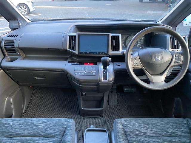 ステップワゴン Ｇ　Ｅセレクション　９インチ純正ナビ　ＢＴ　バックカメラ　後部モニター　ＥＴＣ　クルコン　盗難防止装置　スマートキー　社外アルミホイール　電動格納ミラー　両側スライド片側電動ドア　三列シート　フルフラットシート（2枚目）