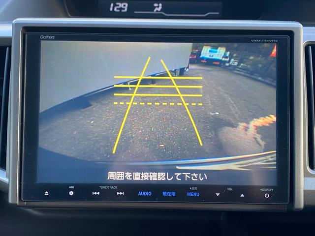 ステップワゴン Ｇ　Ｅセレクション　９インチ純正ナビ　ＢＴ　バックカメラ　後部モニター　ＥＴＣ　クルコン　盗難防止装置　スマートキー　社外アルミホイール　電動格納ミラー　両側スライド片側電動ドア　三列シート　フルフラットシート（3枚目）