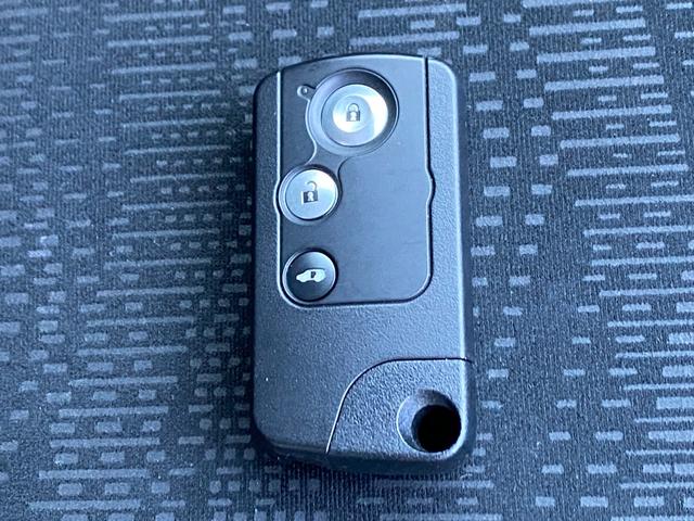 ステップワゴン Ｇ　Ｅセレクション　９インチ純正ナビ　ＢＴ　バックカメラ　後部モニター　ＥＴＣ　クルコン　盗難防止装置　スマートキー　社外アルミホイール　電動格納ミラー　両側スライド片側電動ドア　三列シート　フルフラットシート（5枚目）