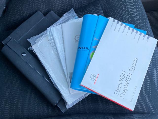 ステップワゴン Ｇ　Ｅセレクション　９インチ純正ナビ　ＢＴ　バックカメラ　後部モニター　ＥＴＣ　クルコン　盗難防止装置　スマートキー　社外アルミホイール　電動格納ミラー　両側スライド片側電動ドア　三列シート　フルフラットシート（6枚目）