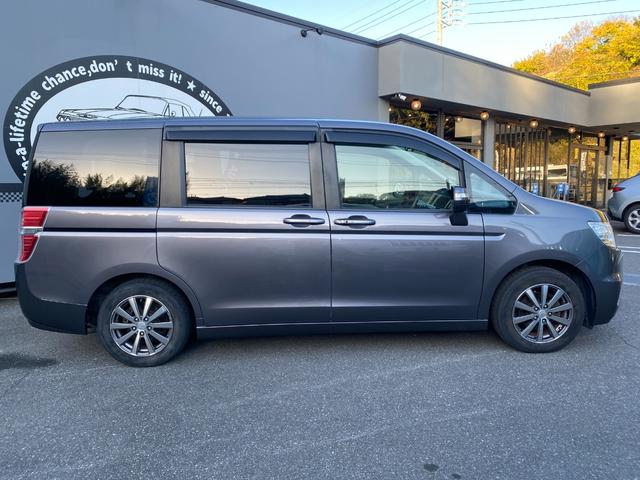 ステップワゴン Ｇ　Ｅセレクション　９インチ純正ナビ　ＢＴ　バックカメラ　後部モニター　ＥＴＣ　クルコン　盗難防止装置　スマートキー　社外アルミホイール　電動格納ミラー　両側スライド片側電動ドア　三列シート　フルフラットシート（15枚目）