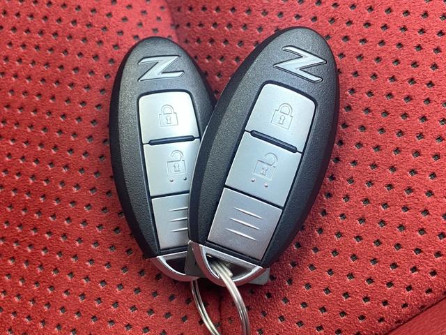 フェアレディZ 40thアニバーサリー ワンオーナー 特別仕様車 Verニスモ仕様 赤半皮電動シート 純オプAW ニスモマフラー 定期点検記録 無事故 スマートキーPスタート スペアキー ETC バックカメラ ナビ 地デジ BT リアフォグ(7枚目)