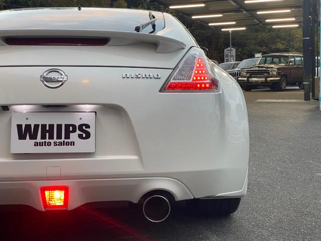 フェアレディZ 40thアニバーサリー ワンオーナー 特別仕様車 Verニスモ仕様 赤半皮電動シート 純オプAW ニスモマフラー 定期点検記録 無事故 スマートキーPスタート スペアキー ETC バックカメラ ナビ 地デジ BT リアフォグ(8枚目)