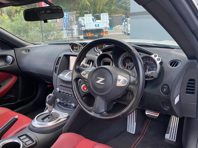 フェアレディZ 40thアニバーサリー ワンオーナー 特別仕様車 Verニスモ仕様 赤半皮電動シート 純オプAW ニスモマフラー 定期点検記録 無事故 スマートキーPスタート スペアキー ETC バックカメラ ナビ 地デジ BT リアフォグ(40枚目)