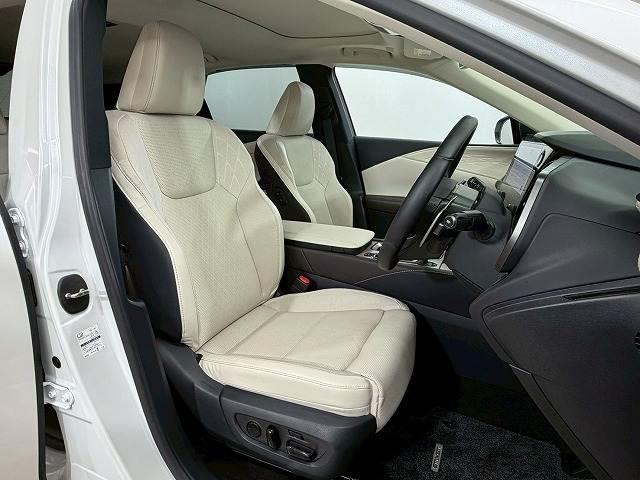 ＲＸ ＲＸ３５０ｈ　バージョンＬ　全周囲カメラ／サンルーフ／ブラインドスポットモニター／純正１４型インチナビ／三眼ＬＥＤヘッドライト／シートヒーター／シートクーラー／ベージュハーフレザーシート／ヘッドアップディスプレイ／電動リヤゲート（5枚目）
