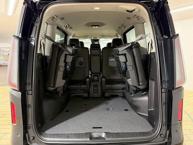 セレナ ハイウェイスターＶ　アラウンドビューモニター／純正１２．３インチナビ／プロパイロット／両側電動スライドドア／デジタルインナーミラー／ダブルエアコン／インテリジェントキー／プッシュスタート／ブラインドスポットモニター（13枚目）