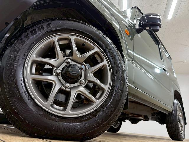 ジムニー ＸＣ　クルーズコントロール／シートヒーター／バックカメラ／ＬＥＤヘッドライト／ナビ／バックカメラ／ＥＴＣ／スマートキー／プッシュスタート／オートエアコン／ヘッドライトウォッシャー／車線逸脱／背面タイヤ（28枚目）