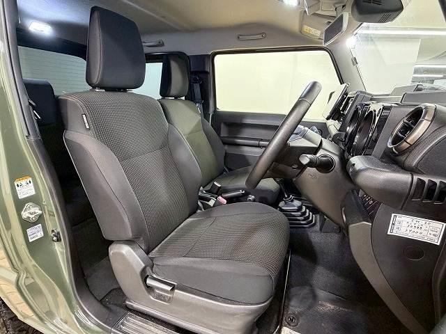 ジムニー ＸＣ　５速ＭＴ／クルーズコントロール／ＭＴタイヤ／シートヒーター／パナソニックフローティングナビ／スマートキー／プッシュスタート／車線逸脱／衝突軽減／ＥＴＣ／ヘッドライトウォッシャー／オートエアコン（4枚目）