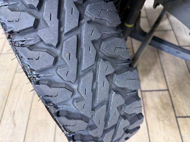 ジムニー ＸＣ　５速ＭＴ／クルーズコントロール／ＭＴタイヤ／シートヒーター／パナソニックフローティングナビ／スマートキー／プッシュスタート／車線逸脱／衝突軽減／ＥＴＣ／ヘッドライトウォッシャー／オートエアコン（28枚目）