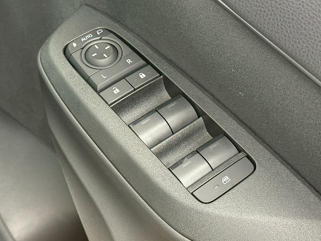 ヤリスクロス ハイブリッドＺ　ウルバーノ　全周囲カメラ／シートヒーター／アダプティブクルーズコントロール／ブラインドスポットモニター／ディスプレイオーディオ／ＥＴＣ／フルセグ／ナビ／スマートキー／パワーシート／ＨＤＭＩ／シートヒーター（51枚目）