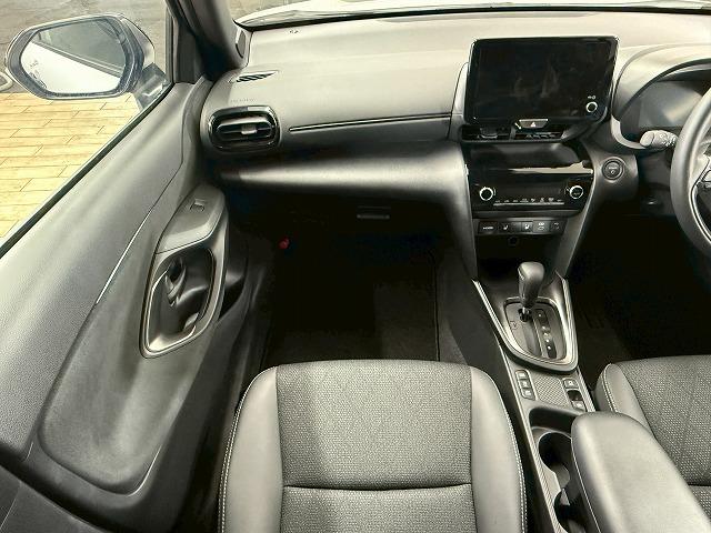 ヤリスクロス ハイブリッドＺ　ウルバーノ　全周囲カメラ／シートヒーター／アダプティブクルーズコントロール／ブラインドスポットモニター／ディスプレイオーディオ／ＥＴＣ／フルセグ／ナビ／スマートキー／パワーシート／ＨＤＭＩ／シートヒーター（50枚目）