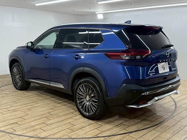 エクストレイル オーテック　ｅ－４ＯＲＣＥ　アドバンスドパッケージ　アラウンドビューモニター／プロパイロット／デジタルインナーミラー／ブラインドスポットモニター／電動リヤゲート／ヘッドアップディスプレイ／純正１２．３インチナビ／パワーシート／リートメモリー／ＬＥＤ（17枚目）