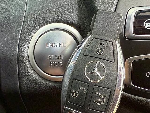 Ｃクラス Ｃ２２０ｄアバンギャルド　ＡＭＧライン　アダプティブクルーズコン／キーレスゴー／ブラインドスポットモニター／ブラックレザーシート／シートヒーター／純正ナビ／バックカメラ／ＬＥＤヘッドライト／純正１８インチアルミホイール／パワーシート（12枚目）