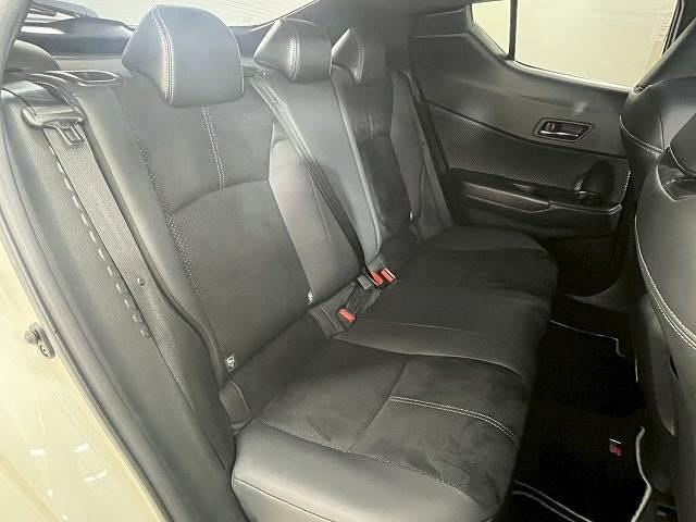 �Z�J���h�V�[�g�̓��N���C�j���O�\�ł��났�̋�ԁB��l��l������Ă��\���ȃX�y�[�X���m�ۂ���Ă���܂��B