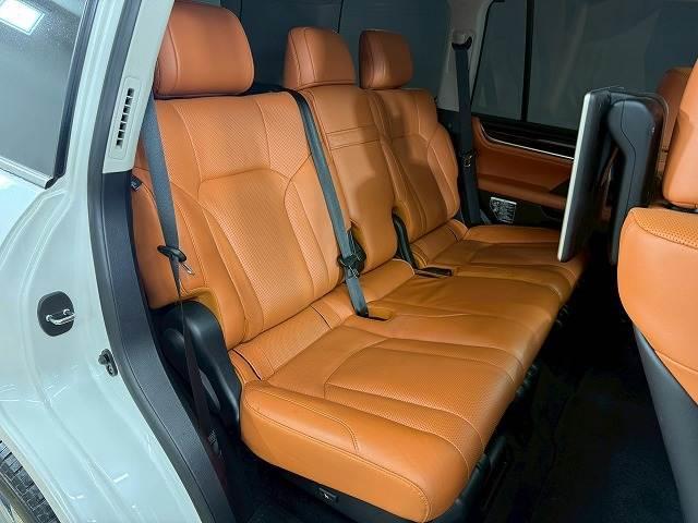 �Z�J���h�V�[�g�̓��N���C�j���O�\�ł��났�̋�ԁB��l��l������Ă��\���ȃX�y�[�X���m�ۂ���Ă���܂��B