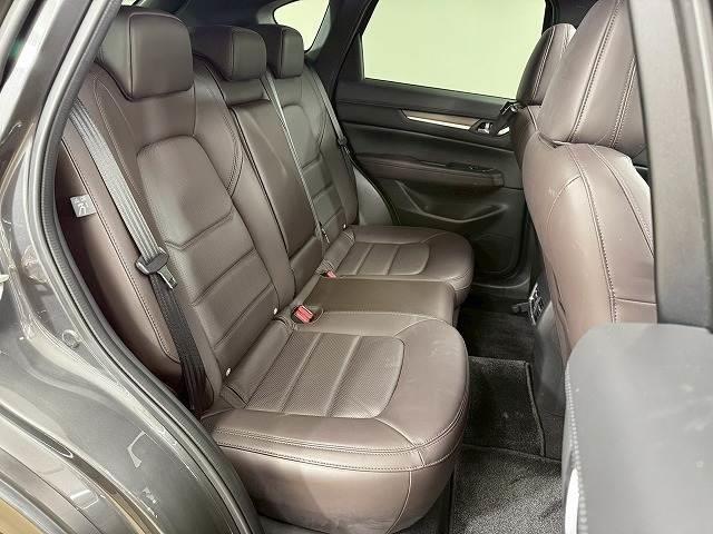 �Z�J���h�V�[�g�̓��N���C�j���O�\�ł��났�̋�ԁB��l��l������Ă��\���ȃX�y�[�X���m�ۂ���Ă���܂��B